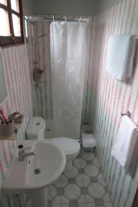 圣多美Micaval Residential的浴室配有白色卫生间和盥洗盆。