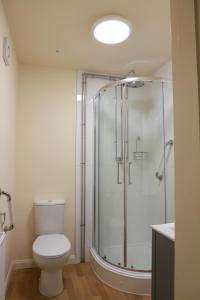 曼彻斯特Hazeldean的一间带卫生间和玻璃淋浴间的浴室
