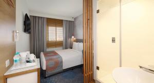 艾哈迈达巴德Holiday Inn Express Ahmedabad Prahlad Nagar, an IHG Hotel的一间酒店客房 - 带一张床和一间浴室