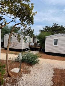 卡洛维诺Happy Camp mobile homes in Camping Villaggio Lamaforca的相册照片