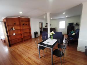 桑塔纳Casa do Curral Velho的客厅配有桌椅和沙发