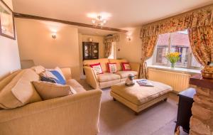 赫尔姆斯利Valley View Farm Holiday Cottages的客厅配有两张沙发和一张桌子