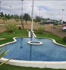 巴雷图斯Condominio Barretos Thermas Park - Condohotel 1242的公园中央的游泳池