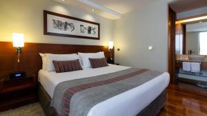 圣地亚哥Select by Time的酒店客房设有一张大床和一间浴室。
