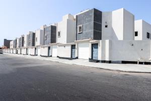 吉达Mabaat - White Pearl Al Basatin - 600的街道边的一排建筑物
