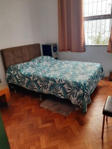 里约热内卢Hangar Rio Hostel的一间卧室配有一张带绿毯的床