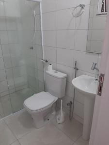里约热内卢Hangar Rio Hostel的白色的浴室设有卫生间和水槽。