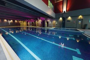 埃尔斯特里伦敦沃特福德乡村酒店的大型建筑中的大型游泳池