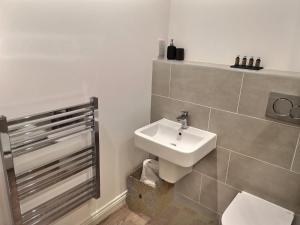 哈沃斯Haworth Hideaway的浴室配有白色水槽和卫生间。