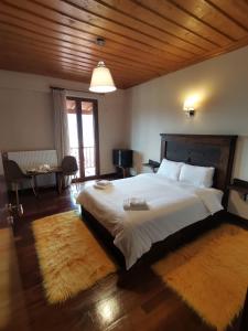 维蒂纳Panorama Vytinas的一间卧室设有一张带木制天花板的大床
