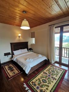 维蒂纳Panorama Vytinas的一间卧室设有一张床和一个大窗户