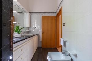 托雷苏达Villa Cielo e Terra by BarbarHouse的一间带两个盥洗盆和卫生间的浴室