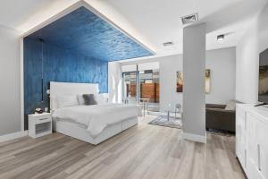 布朗克斯Global Luxury Suites at The Arches的一间卧室设有一张床和蓝色的墙壁