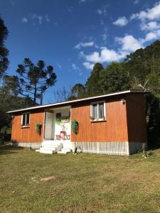 乌鲁比西Cabana Pé Da Serra dos Bitus的一座橙色和白色的小房子