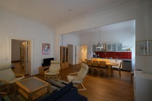 柏林Großes Apartment in zentraler Lage的带沙发和桌子的客厅以及厨房。