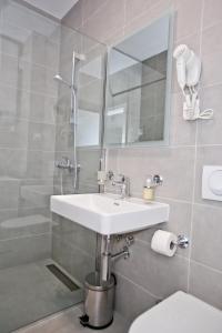 巴尔Lux Stanovi Vucetic的一间带水槽、卫生间和镜子的浴室
