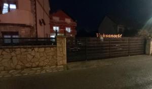 采蒂涅APARTMANI MIA VUKSANOVIC的夜间建筑物前的围栏