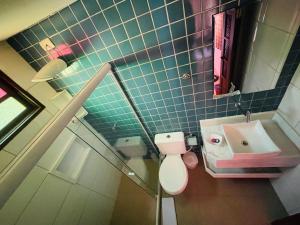 韦尔卡鲍Pousada Tarumim的一间带粉红色卫生间和盥洗盆的浴室