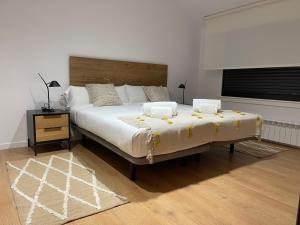 奥莱罗斯Oktheway Areal Terrace的一间卧室配有一张大床和木制床头板
