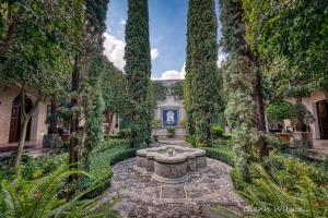 危地马拉安地瓜圣拉斐尔酒店 的花园中设有喷泉