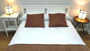 萨拉曼卡VuT BALBOA APARTAMENTO的一张带2个床头柜和2盏灯的白色床