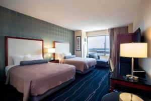 罗克艾兰Bally's Quad Cities Casino & Hotel的酒店客房设有两张床和窗户。