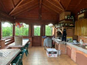 巴尼亚卢卡Family resort TRAPISTI的小屋内的厨房配有砖炉
