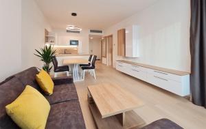 布拉迪斯拉发New modern 2 bedrooms apartment in Bratislava的客厅配有沙发和桌子