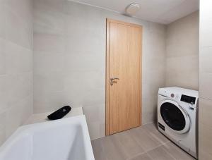 布拉迪斯拉发New modern 2 bedrooms apartment in Bratislava的一间带洗衣机和门的浴室