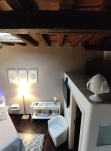 巴里Dimora Arco Basso - Old Town的客厅配有沙发和带电视的桌子