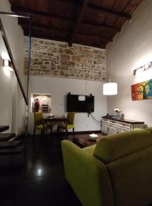 巴里Dimora Arco Basso - Old Town的客厅配有绿色沙发和桌子