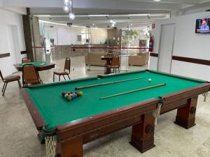 圣贝尔纳多-杜坎普Pampas Palace Hotel的配有桌椅的房间的台球桌