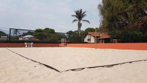 伊塔年杜米纳斯别墅旅馆的沙地里带网的网球场