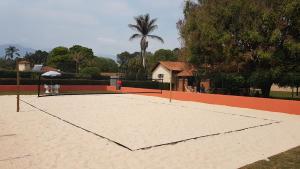 伊塔年杜米纳斯别墅旅馆的网球场,上面有网