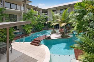 道格拉斯港Shantara Resort Port Douglas - Adults Only Retreat的建筑物中游泳池的形象
