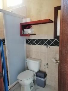 特隆戈内斯Casa La Quinta Ola的一间带卫生间和水槽的浴室