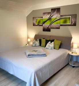 帕斯格许特路旁鲁斯巴赫Apartment Bergfeeling的一间卧室配有带白色床单和枕头的床。