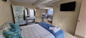 科夫斯港海洋漫游汽车旅馆的一间卧室配有一张床和一台电视。