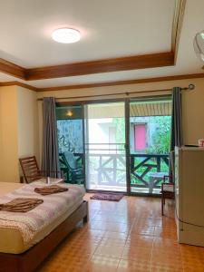 象岛象岛小屋酒店的一间卧室设有一张床和一个大窗户