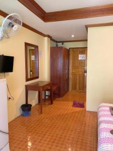 象岛象岛小屋酒店的客厅配有桌子和风扇