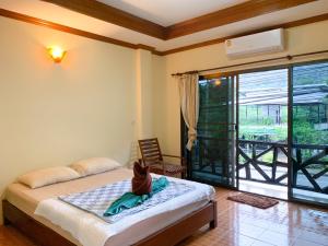 象岛象岛小屋酒店的一间卧室设有一张床,享有阳台的景色