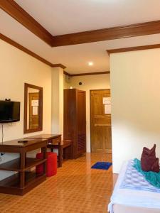 象岛象岛小屋酒店的客房设有床、书桌和电视。