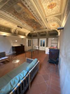 布雷西亚Intero Appartamento. San Giovanni Uno的一间大房间,配有沙发和一张桌子
