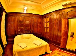 加济安泰普阿里贝孔那吉酒店的一间卧室配有一张床和木制橱柜