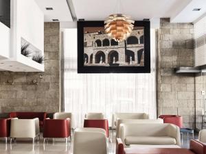 罗德镇Esperia City Hotel的一间设有椅子和墙上一幅画的等候室