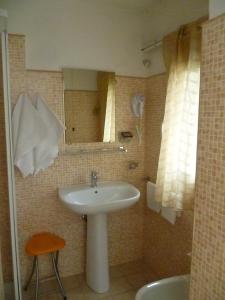 巴里盆西奥罗密欧酒店的一间带水槽和镜子的浴室