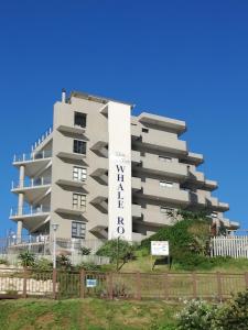 马盖特Whale Rock 22 Margate South Coast的一座高大的公寓楼,上面有标志