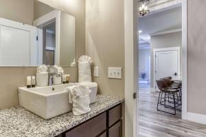 赛维尔维尔Central Hotel, Ascend Hotel Collection的浴室设有白色水槽和镜子