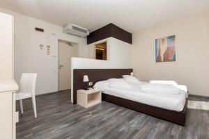 Hotel Baia Azzurra - Lake Front客房内的一张或多张床位