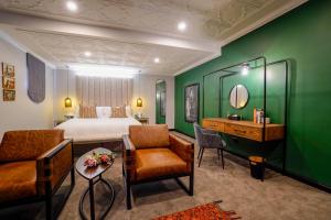 约翰内斯堡Sanctuary Mandela的配有一张床和一张书桌的酒店客房